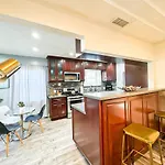 Modern 2-Bedroom Apartment In Heart Of The City