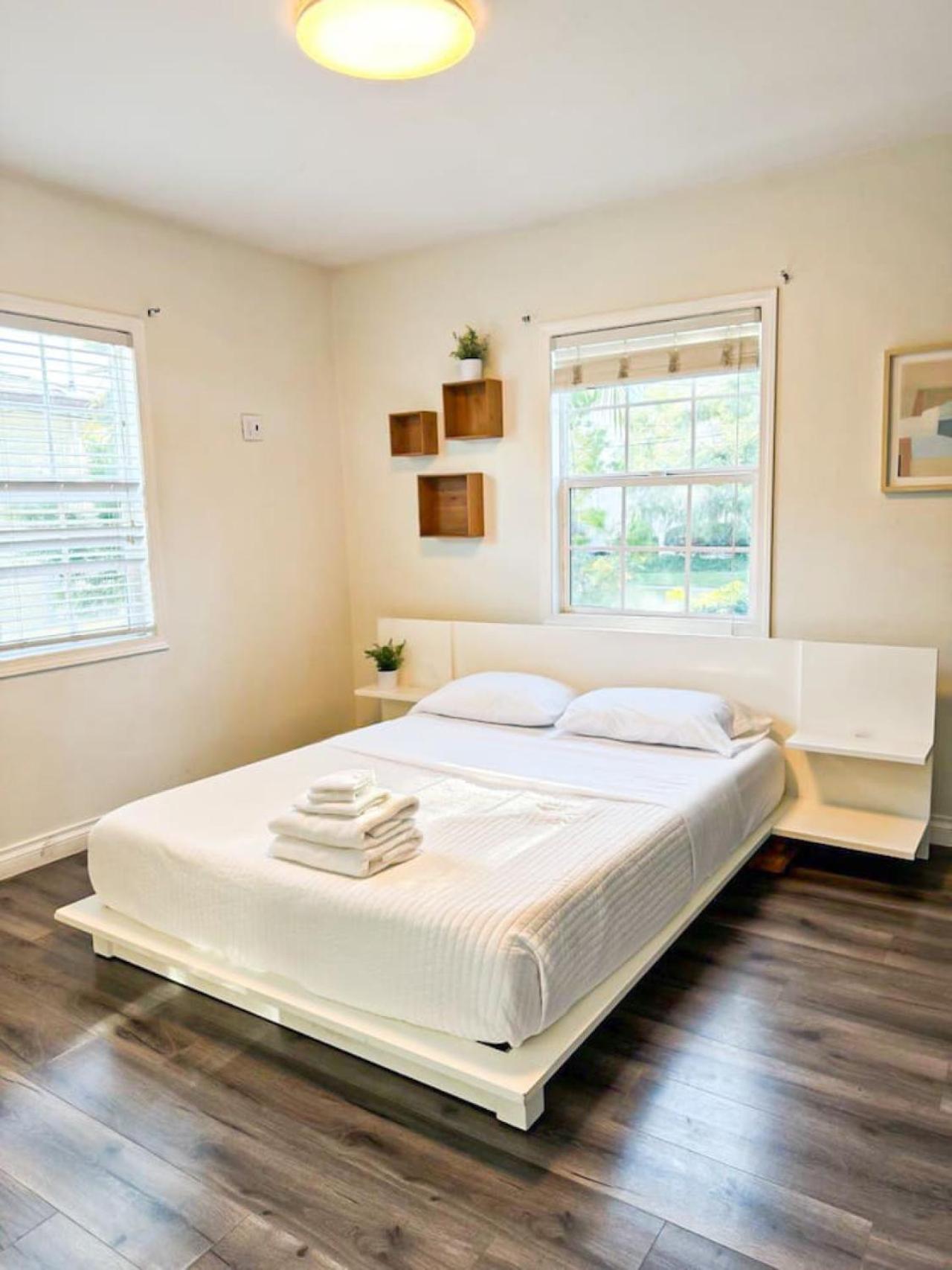 Modern 2-bedroom In Heart Of The City Hébergement de vacances